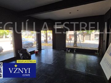 Local en esquina con ingreso vehicular