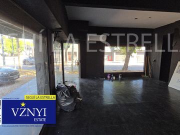 Local en esquina con ingreso vehicular