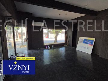 Local en esquina con ingreso vehicular