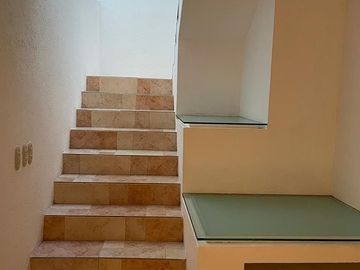 Renta casa amplia y muy iluminada