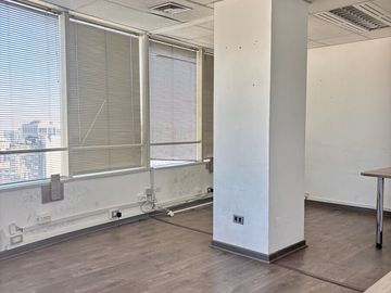 Oficina en arriendo Amplios espacios y vistas panoramicas en el corazn de Santiago centro Historico
