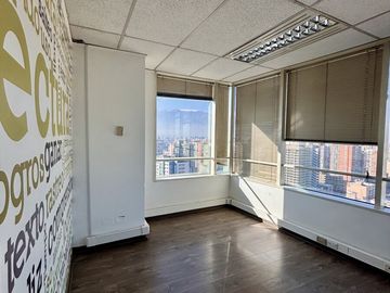 Oficina en arriendo Amplios espacios y vistas panoramicas en el corazn de Santiago centro Historico