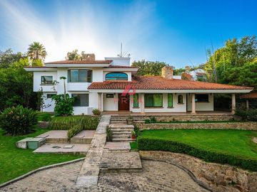 Casa en venta en Hacienda La Herradura con 2,048 m² de terreno y jardín