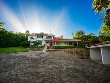 Casa en venta en Hacienda La Herradura con 2,048 m² de terreno y jardín