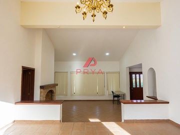 Casa en venta en Hacienda La Herradura con 2,048 m² de terreno y jardín