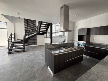 Casa en Venta | Renta en Lomas de Juriquilla + 4 recámaras + cuarto de servicio