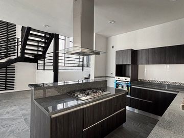 Casa en Venta | Renta en Lomas de Juriquilla + 4 recámaras + cuarto de servicio