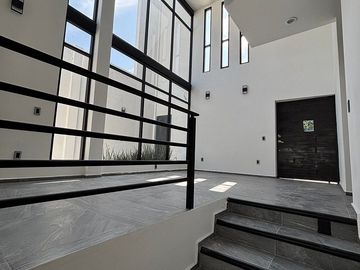Casa en Venta | Renta en Lomas de Juriquilla + 4 recámaras + cuarto de servicio