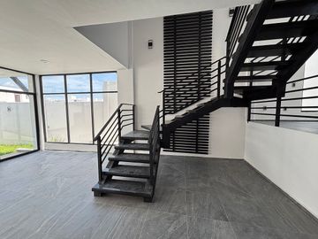Casa en Venta | Renta en Lomas de Juriquilla + 4 recámaras + cuarto de servicio