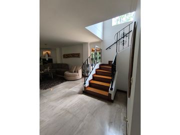 Espectacular casa con patio, esto es muy escaso en Envigado