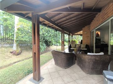 Espectacular casa con patio, esto es muy escaso en Envigado