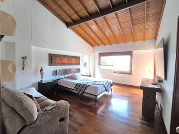 Espectacular casa con patio, esto es muy escaso en Envigado