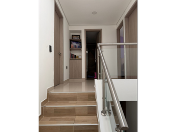 CASA TRES PISOS EN VENTA C. CERRADO B/ LA HACIENDA DC10223165