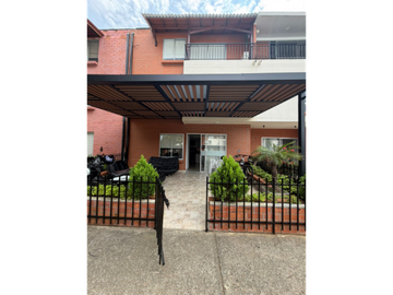 CASA TRES PISOS EN VENTA C. CERRADO B/ LA HACIENDA DC10223165