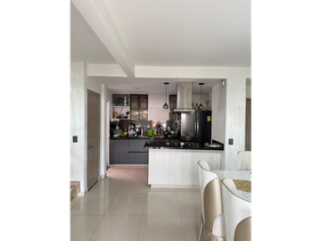 CASA TRES PISOS EN VENTA C. CERRADO B/ LA HACIENDA DC10223165