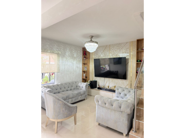CASA TRES PISOS EN VENTA C. CERRADO B/ LA HACIENDA DC10223165