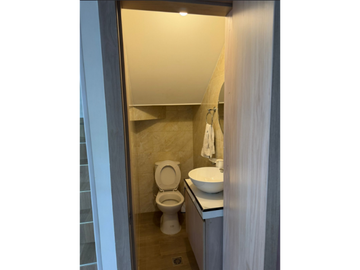 CASA TRES PISOS EN VENTA C. CERRADO B/ LA HACIENDA DC10223165