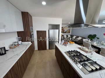 Casa en Venta | 3 Recámaras con Acabados de Lujo RAH2654