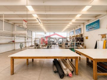 LOCAL COMERCIAL CON PANELES SOLARES EN VENTA