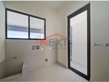 Casa en Venta en Privanza Calizas | A 3 Min del Club Campestre | 6 Paneles Solares | Jardín con Barra y Asador