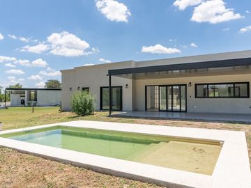 Venta Casa A Estrenar 4 ambientes La Asunción