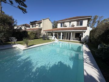 Casa en venta de 4 ambientes y pileta. Barrio La Candela. Pilar