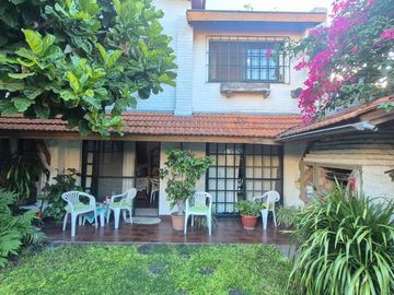 Casa Doble en Villa Adelina cochera  y parrilla