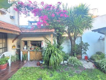 Casa Doble en Villa Adelina cochera  y parrilla