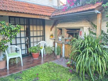 Casa Doble en Villa Adelina cochera  y parrilla