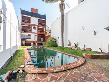 Casa 500 m² con jardín, pileta y cochera doble