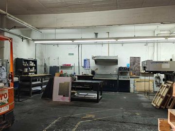 VENTA Depósito/ Galpón en Mataderos + 1300m2 cub