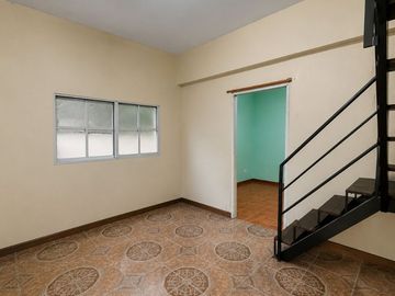 Casa con 2 Locales Comerciales + Monoambiente