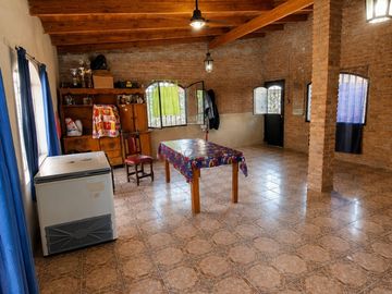 Casa con 2 Locales Comerciales + Monoambiente