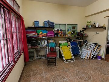 Casa con 2 Locales Comerciales + Monoambiente