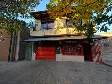 Casa con 2 Locales Comerciales + Monoambiente