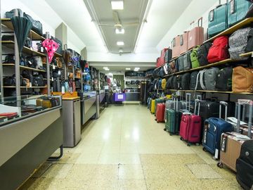 Venta local en Liniers Av.Rivadavia 2 plantas