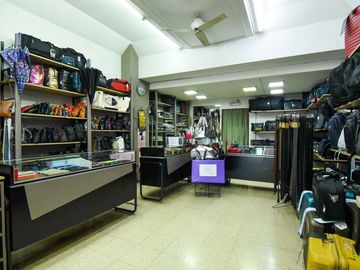 Venta local en Liniers Av.Rivadavia 2 plantas