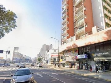 Venta local en Liniers Av.Rivadavia 2 plantas