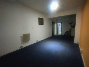 ALQUILER OFICINA CON ESP. GUARDA COCHE MICROCENTRO