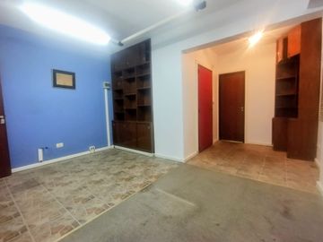 ALQUILER OFICINA CON ESP. GUARDA COCHE MICROCENTRO