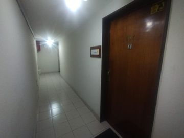 ALQUILER OFICINA CON ESP. GUARDA COCHE MICROCENTRO
