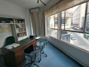 VENTA OFICINA AMOBLADA - MICROCENTRO - OPORTUNIDAD