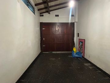 VENTA CASA 4 AMB CON JARDIN,  QUINCHO Y COCHERAS