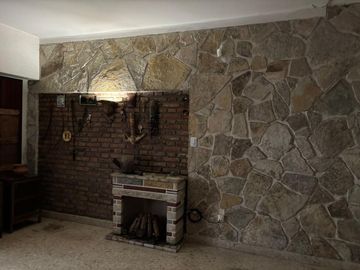 VENTA CASA 4 AMB CON JARDIN,  QUINCHO Y COCHERAS