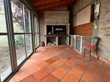 VENTA CASA 4 AMB CON JARDIN,  QUINCHO Y COCHERAS