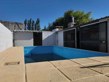 SE VENDE CASA 3 DORMITORIOS LOTE 900M2 (ARBILLA 2)