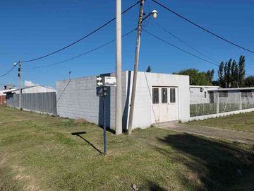 SE VENDE CASA 3 DORMITORIOS LOTE 900M2 (ARBILLA 2)