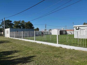SE VENDE CASA 3 DORMITORIOS LOTE 900M2 (ARBILLA 2)