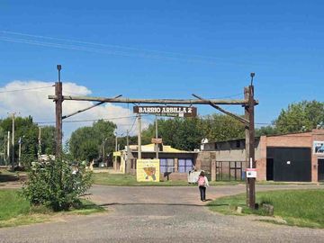 SE VENDE CASA 3 DORMITORIOS LOTE 900M2 (ARBILLA 2)