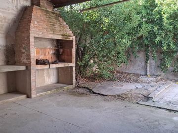 VENTA CASA 2 DORMITORIOS FISHERTON A RECICLAR